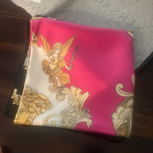 Versace women’s scarf brand new - Picture 3 of 5